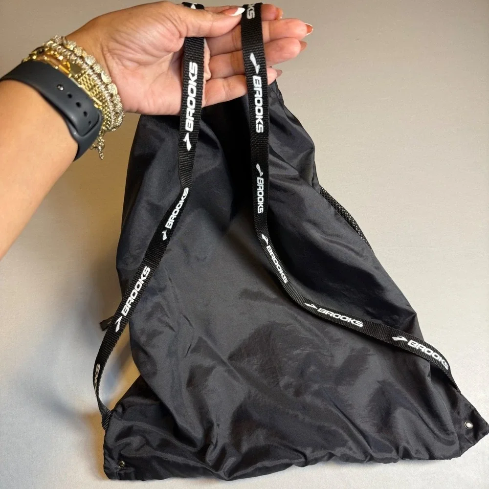 Brooks Running Drawstring Cinch Bag‎ Black Mesh Panel Zipper Pocket Backpack